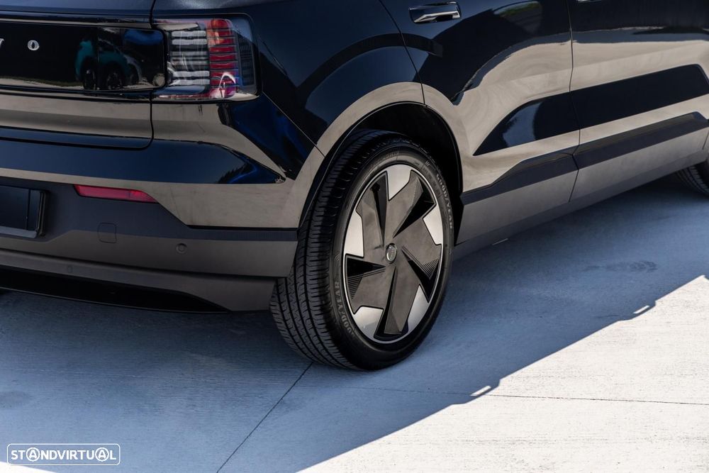 Volvo EX30 69 kWh Single Motor Extended Range Black Edition - 29