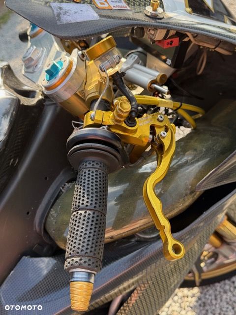 Yamaha R1 - 18