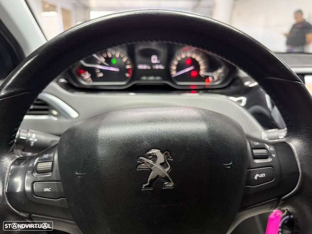 Peugeot 208 1.2 PureTech Style - 11