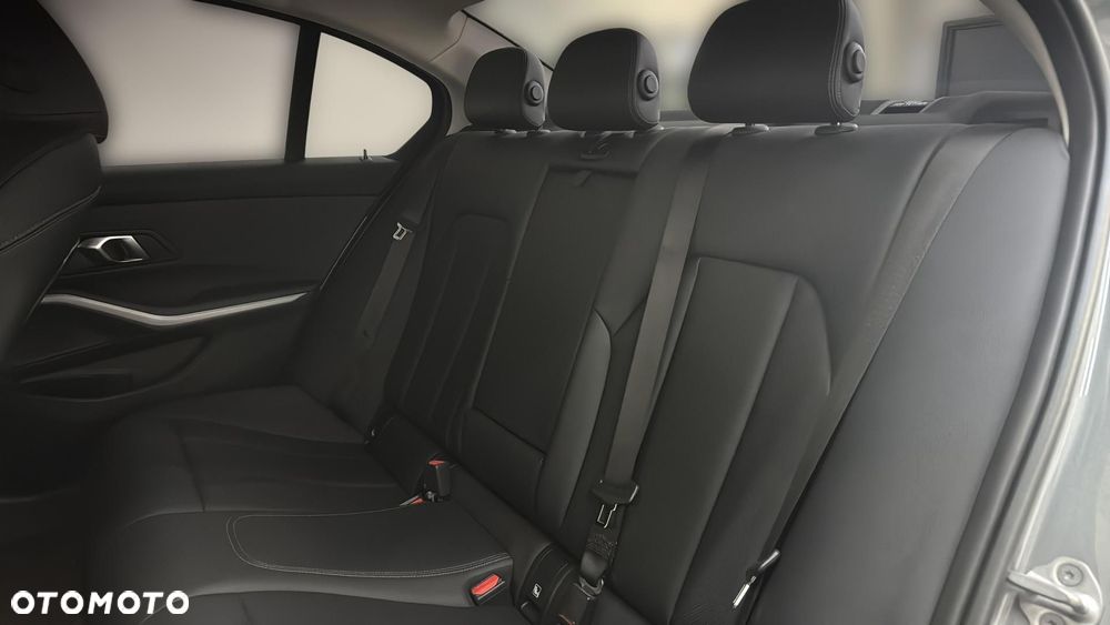 BMW Seria 3 318d mHEV - 17