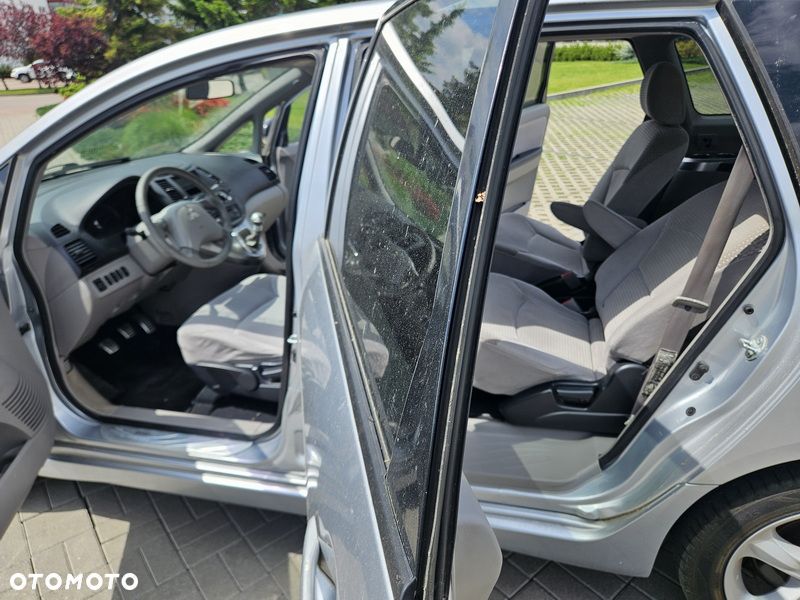 Mitsubishi Grandis 2.4 Intense - 19