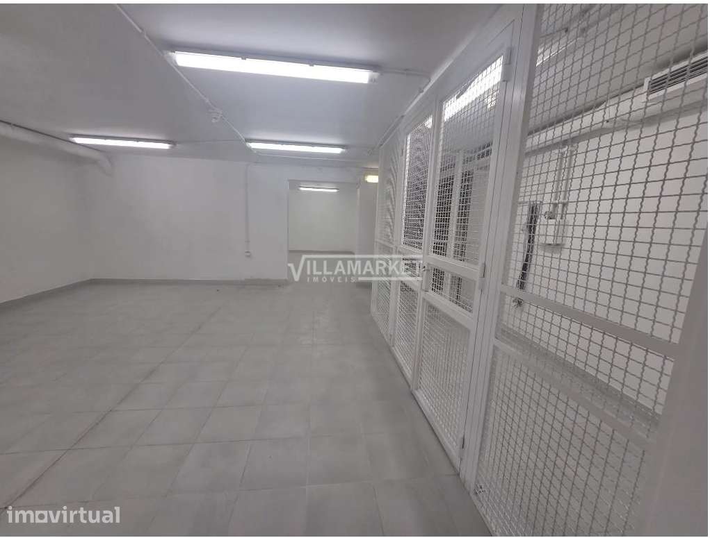 Loja da banca com 370 m2 composta por RC e cave situada no centro da P - Grande imagem: 4/11