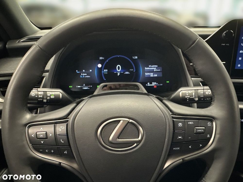 Lexus UX 2025