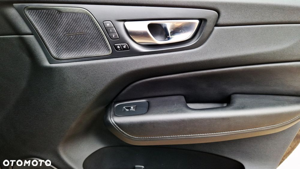 Volvo XC 60 B4 D AWD Plus Dark - 19
