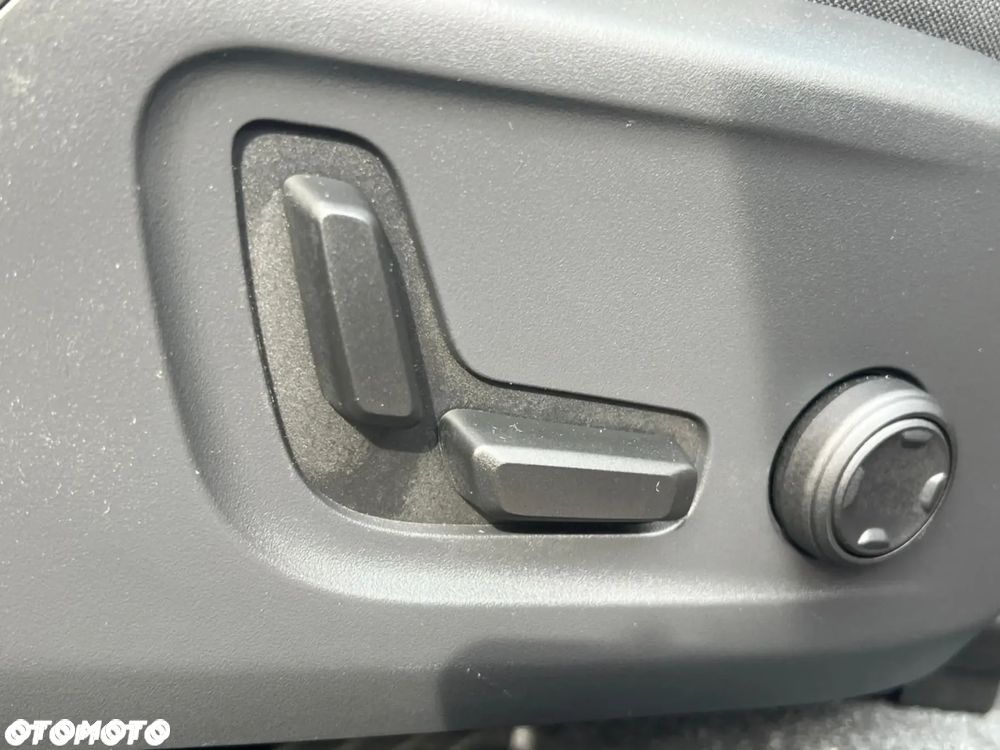 Volvo XC 40 B4 AWD Plus Dark - 25