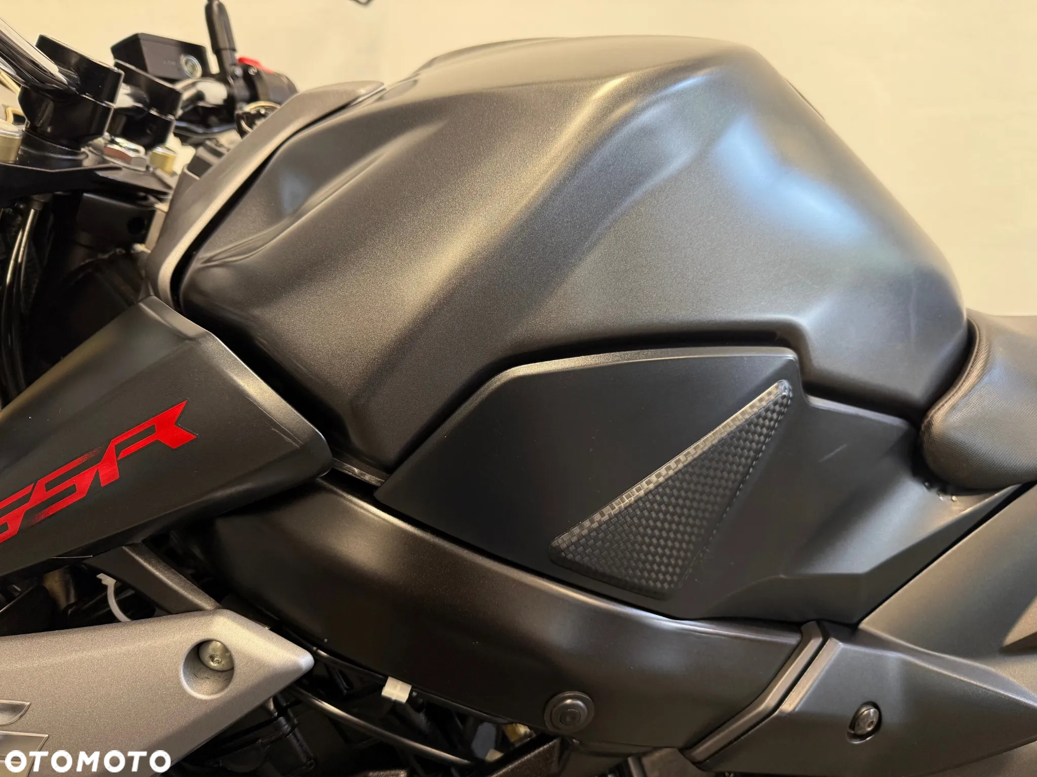Suzuki GSR - 19