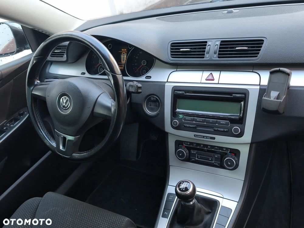Volkswagen Passat 1.6 Comfortline - 17