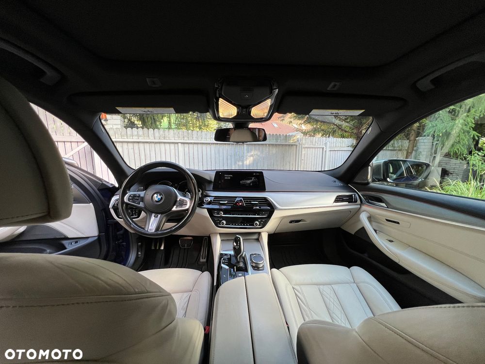 BMW Seria 5 M550i xDrive sport - 23