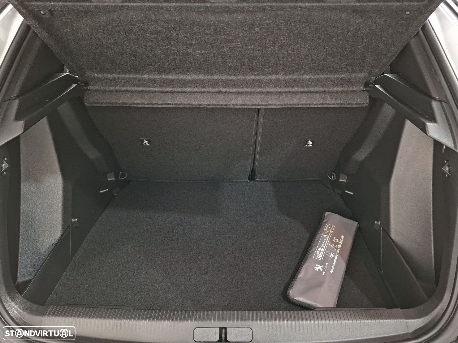 Peugeot 2008 1.2 PureTech Allure - 21