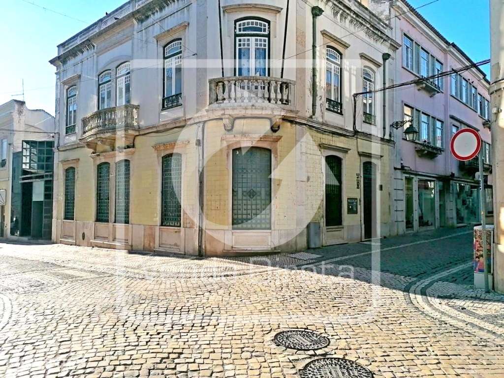 Loja com 420 m² no Centro de Santarém. IMÓVEL DA BANCA. - Grande imagem: 3/38