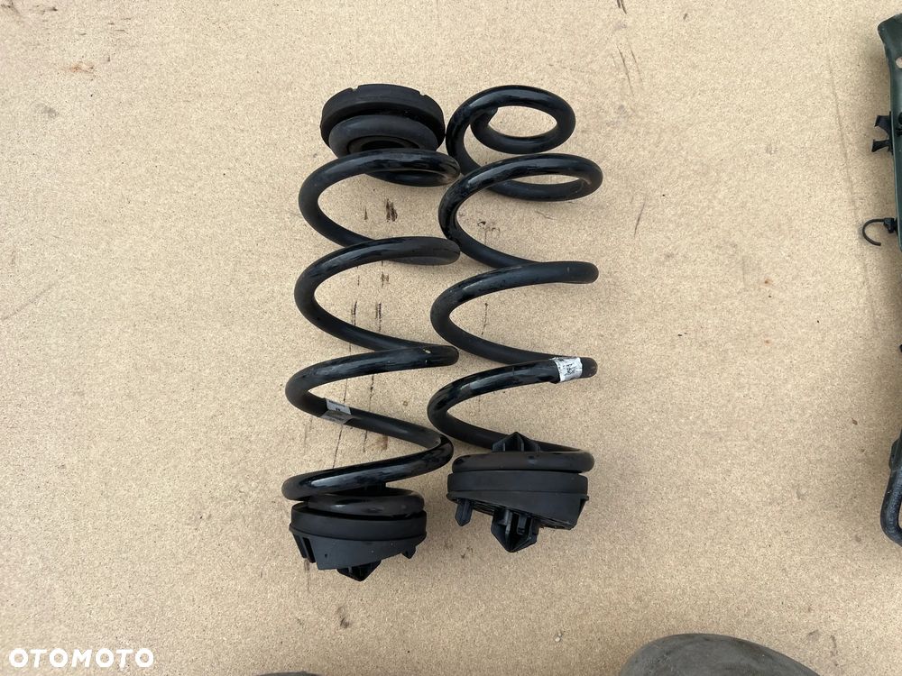 SPRĘŻYNY ZAWIESZENIA TYLNE AUDI A4 B9 A5 8W 8W0511115 - 1