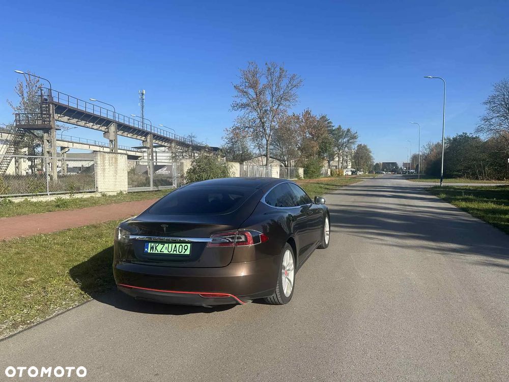 Tesla Model S 85 D - 4