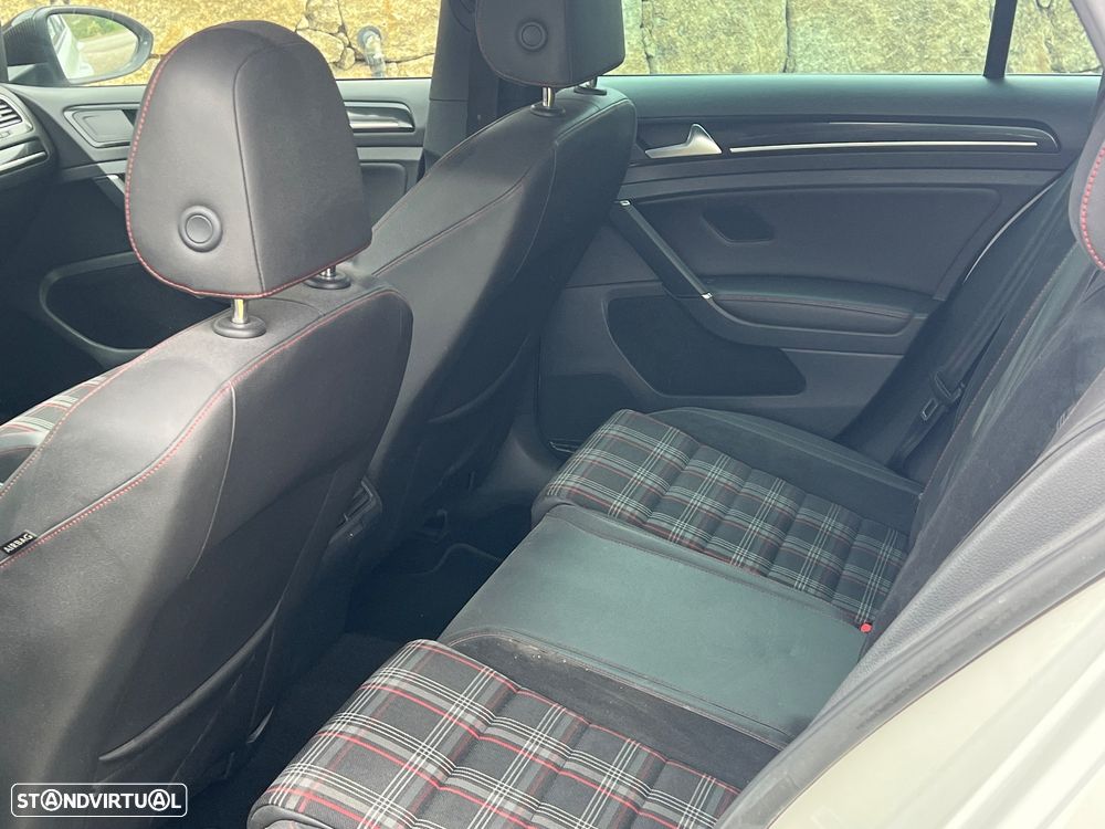 VW Golf 2.0 GTI DSG - 13