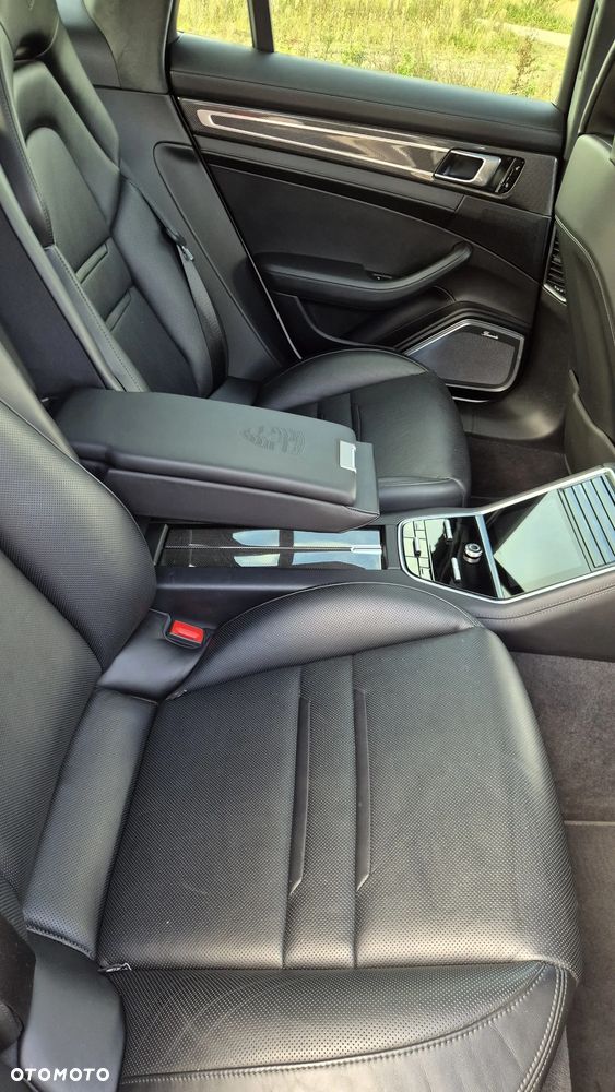 Porsche Panamera 4 E-Hybrid - 16