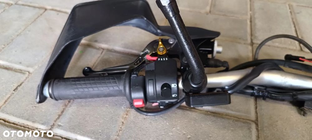 TRIUMPH TIGER 800XC KOŁO FELGA PRZÓD  KIEROWNICA HALOGENY CHŁODNICA SZYBA LICZNIK ZEGARY XRT - 3