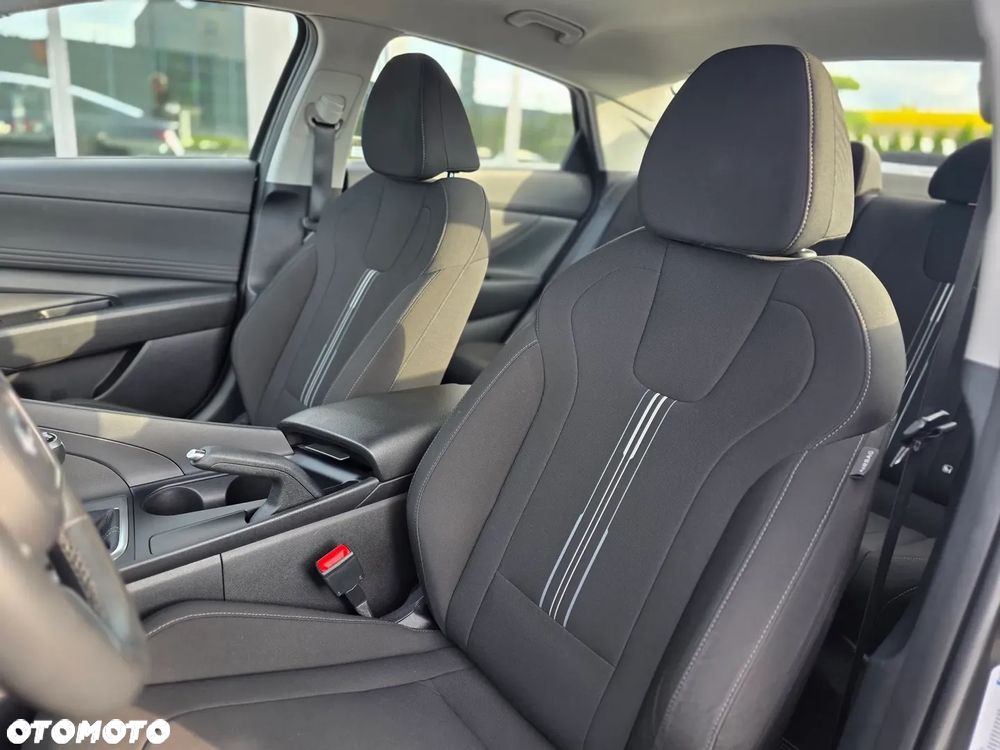 Hyundai Elantra - 31