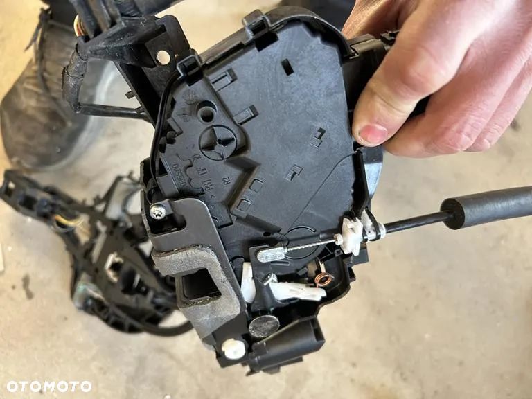 Zamek drzwi prawy tył tylni Jaguar XF x250 Range Rovera Evoque 8X2A-26412-AE - 4