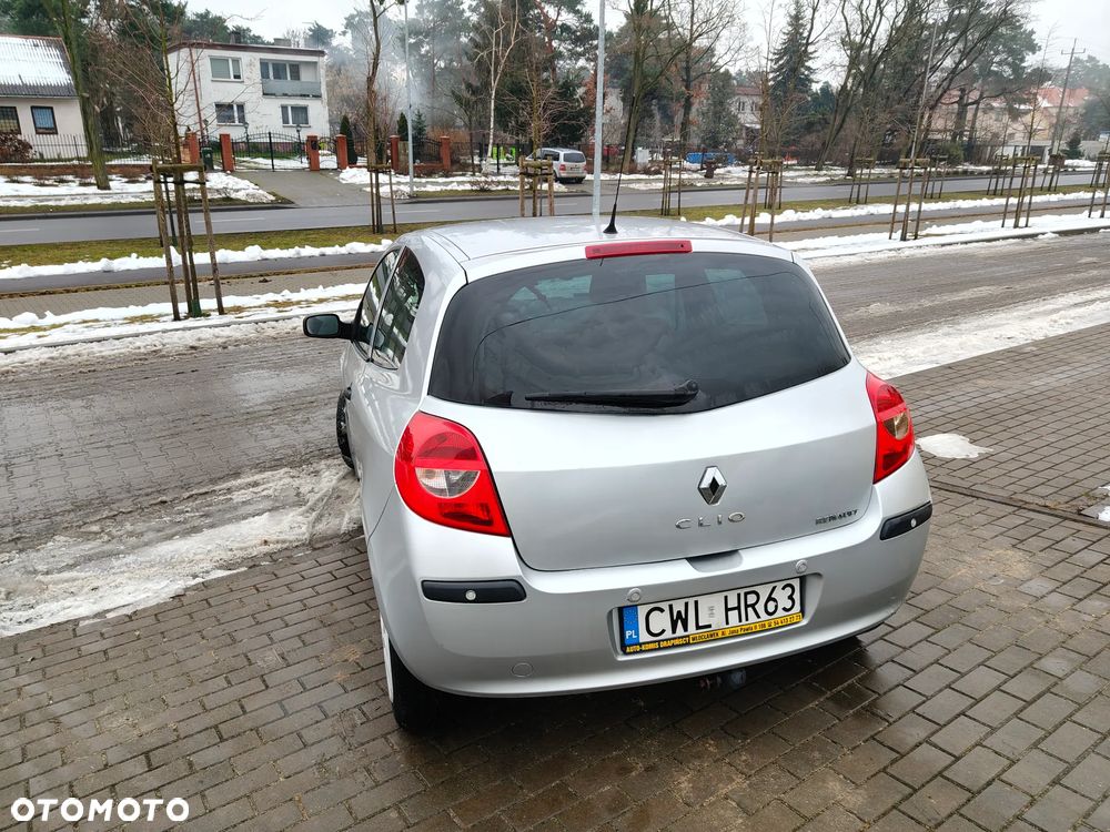 Renault Clio 1.2 16V 75 Expression - 11