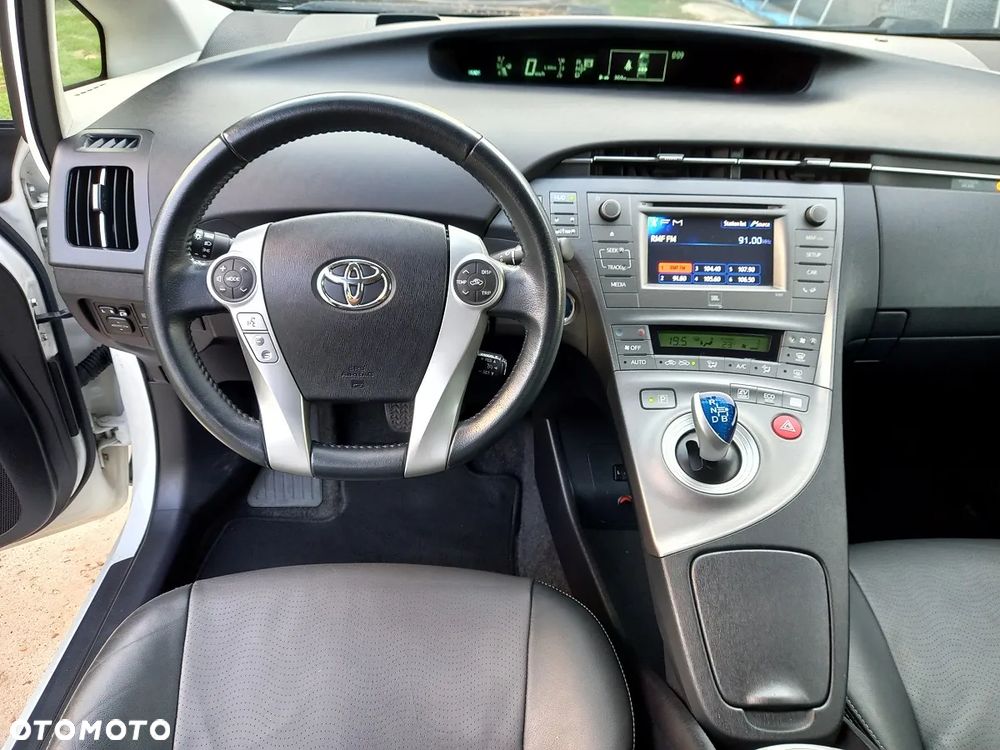 Toyota Prius (Hybrid) Executive - 13