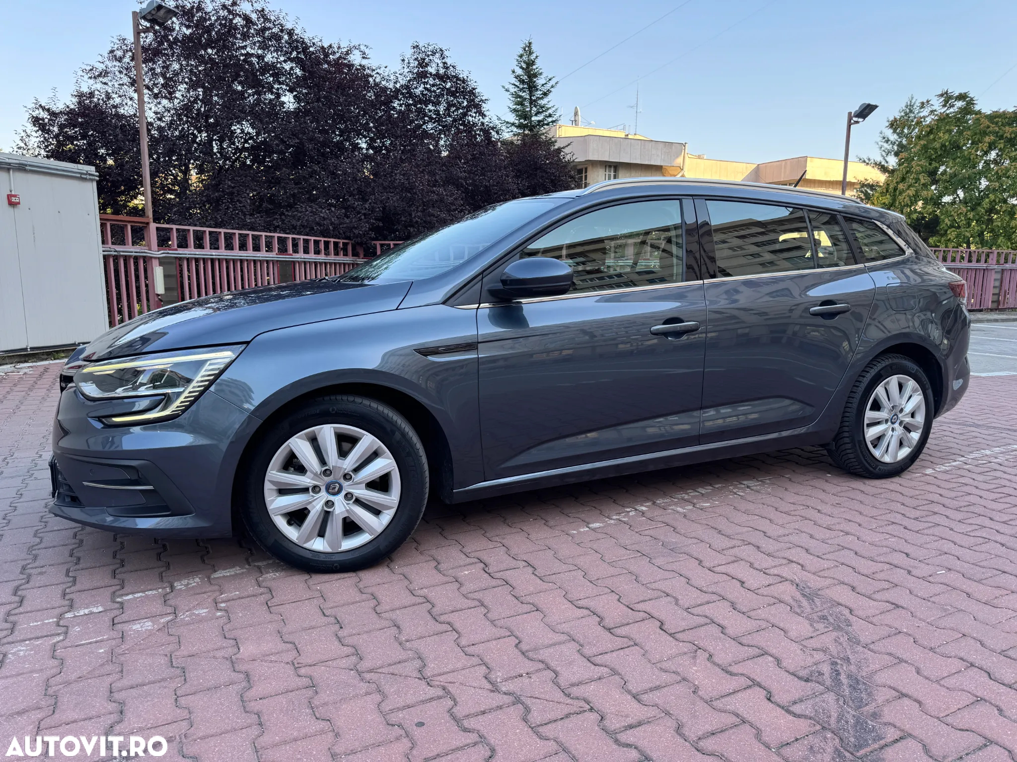 Renault Megane Grandtour E-TECH Plug-in 160 BUSINESS EDITION - 2