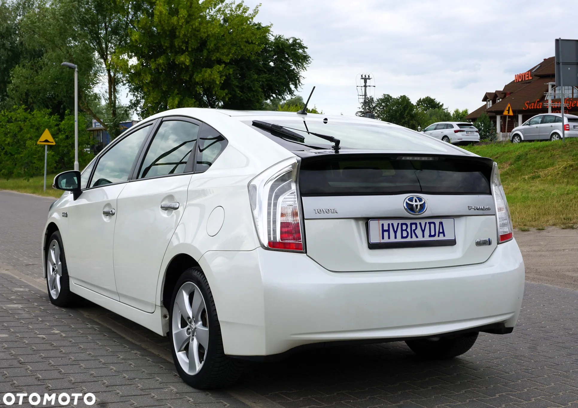 Toyota Prius Plug-in (Hybrid) Life - 4