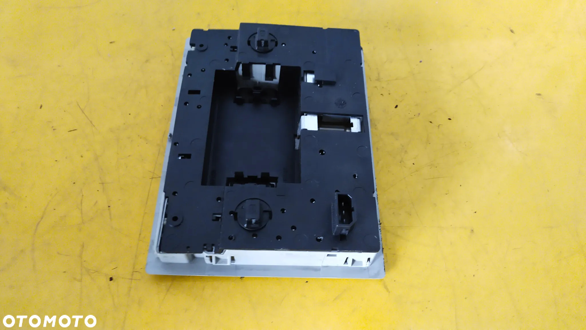 Lampka oświetlenia wnętrza kabiny Volkswagen OE 6Q0947105 - 3