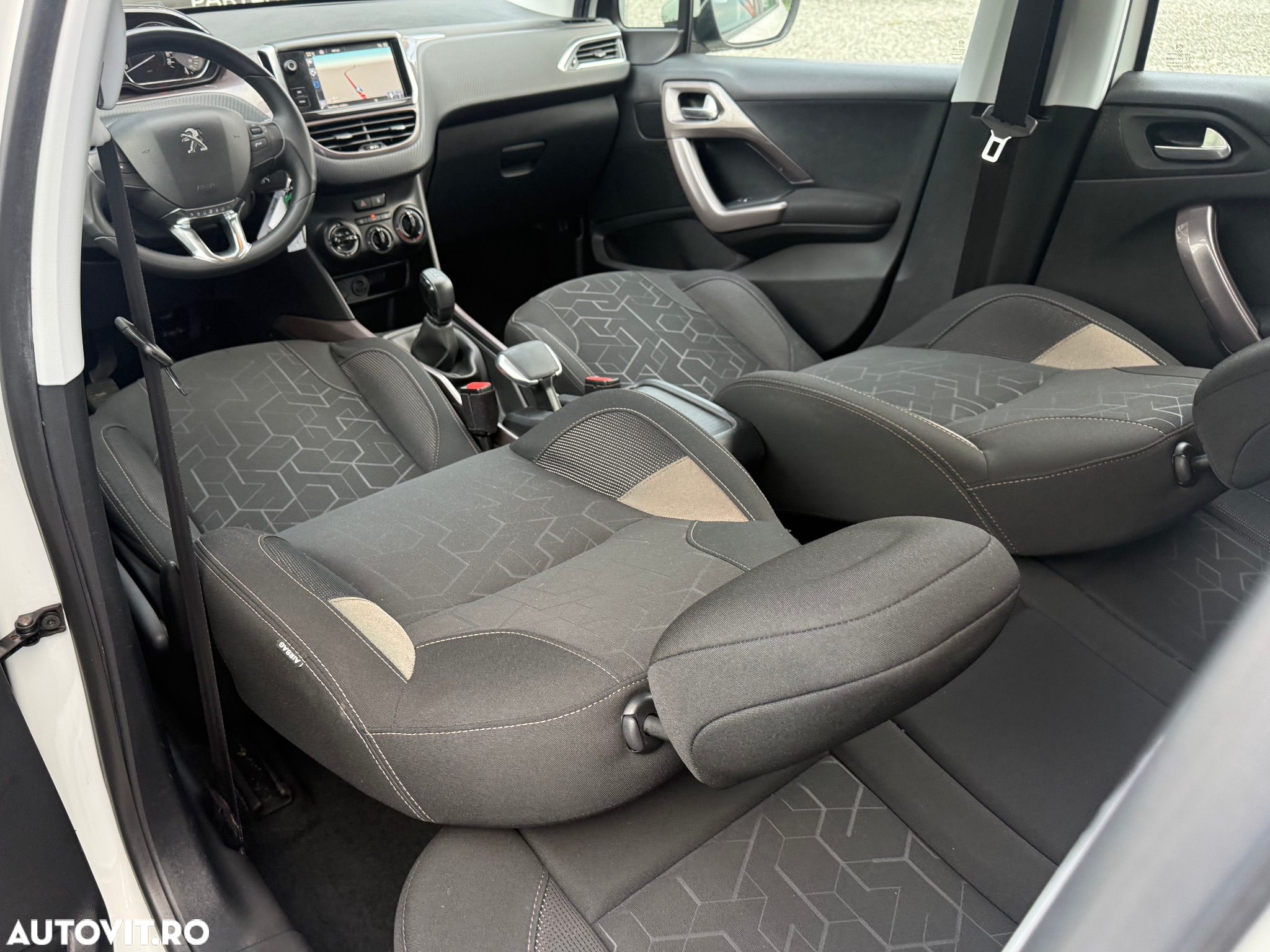 Peugeot 2008 1.2 L PureTech STT Active - 6