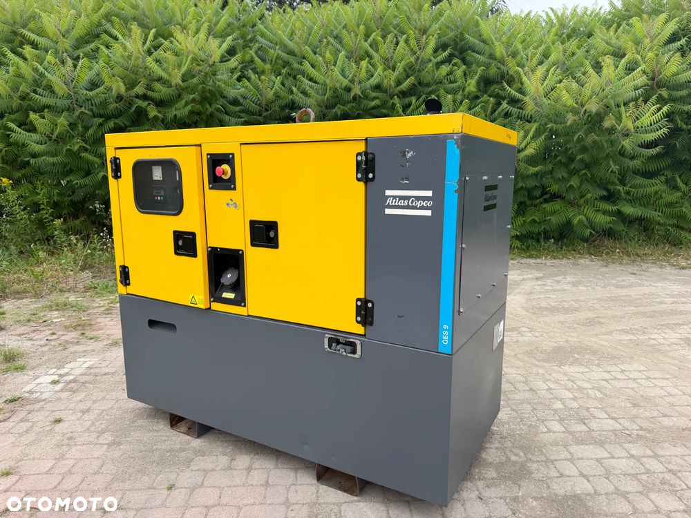 Atlas Copco QES 9 Agregat Prądotwórczy Generator prądu Wyciszony.  2018 rok. Silnik KUBOTA 3 cylindry. Agregat do pracy ciągłej. 2 x 400 VOLT oraz 230. Agregat w Bardzo ładnym stanie jak z Salonu. Sprowadzony z Norwegii. Agregat posiada bardzo dużo zabezpieczeń prądowych. Bezpieczna maszyna! Prądnica MECCALTE ECP3 1L4 najlepsza marka światowa! OKAZJA TANIO Profesjonalny przemysłowy sprzęt! Dokumenty inst. obsługi
