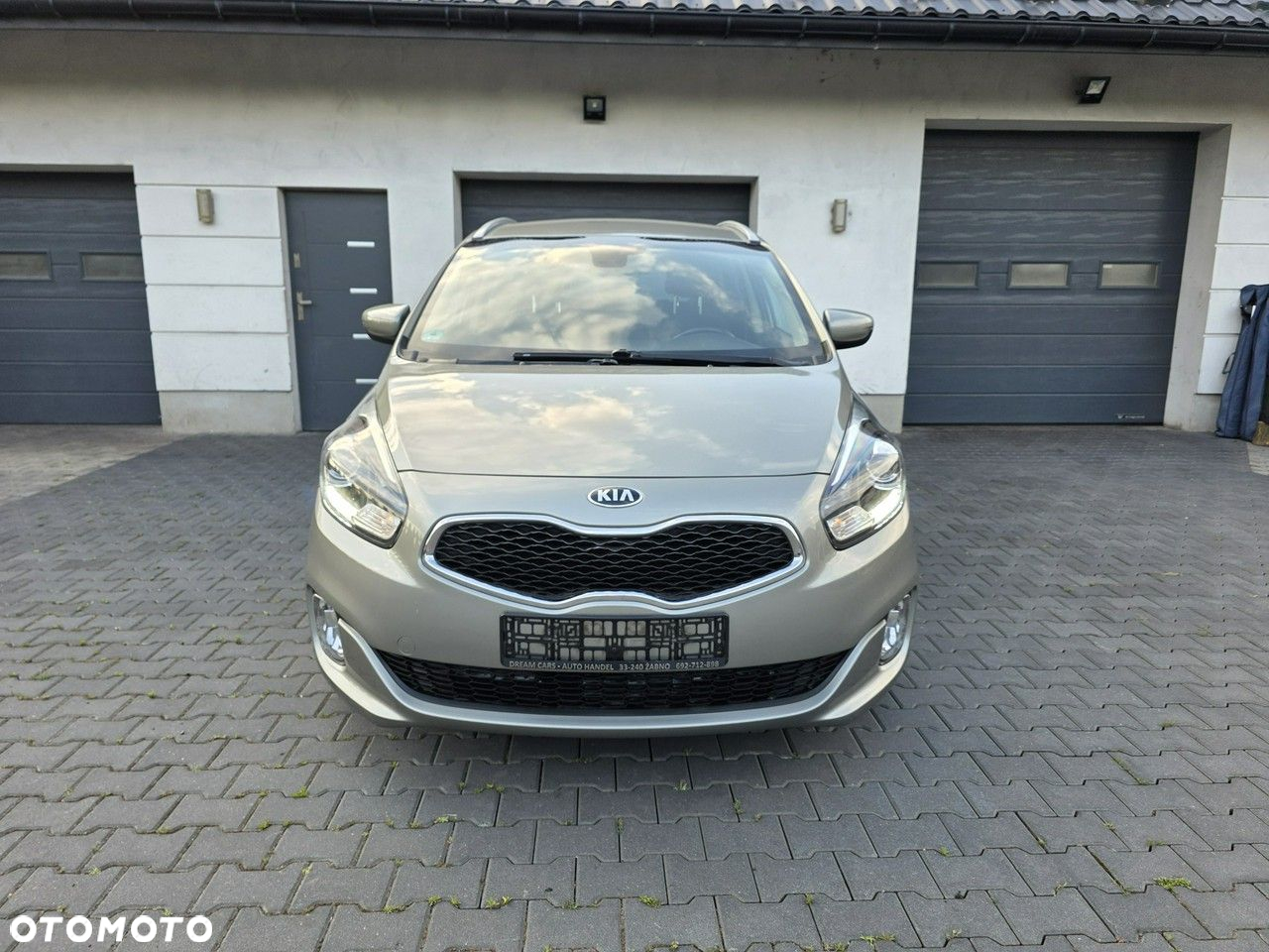 Kia Carens - 2