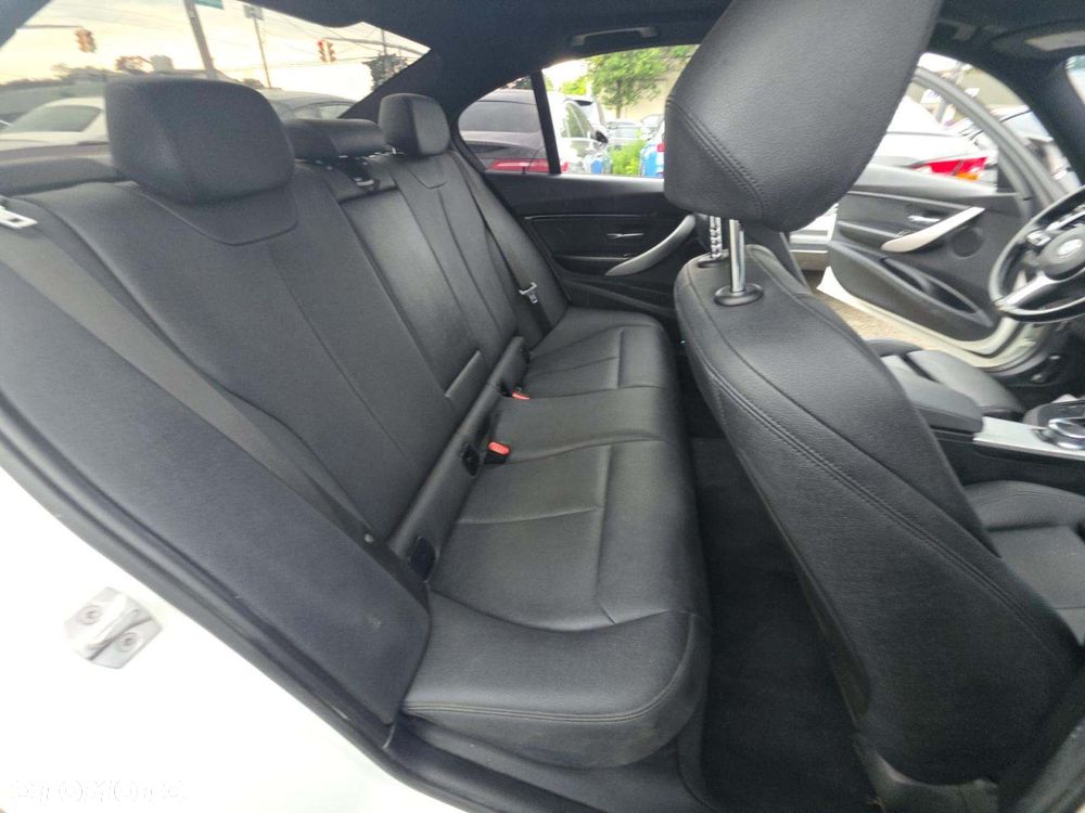 BMW Seria 3 330i xDrive M Sport - 10