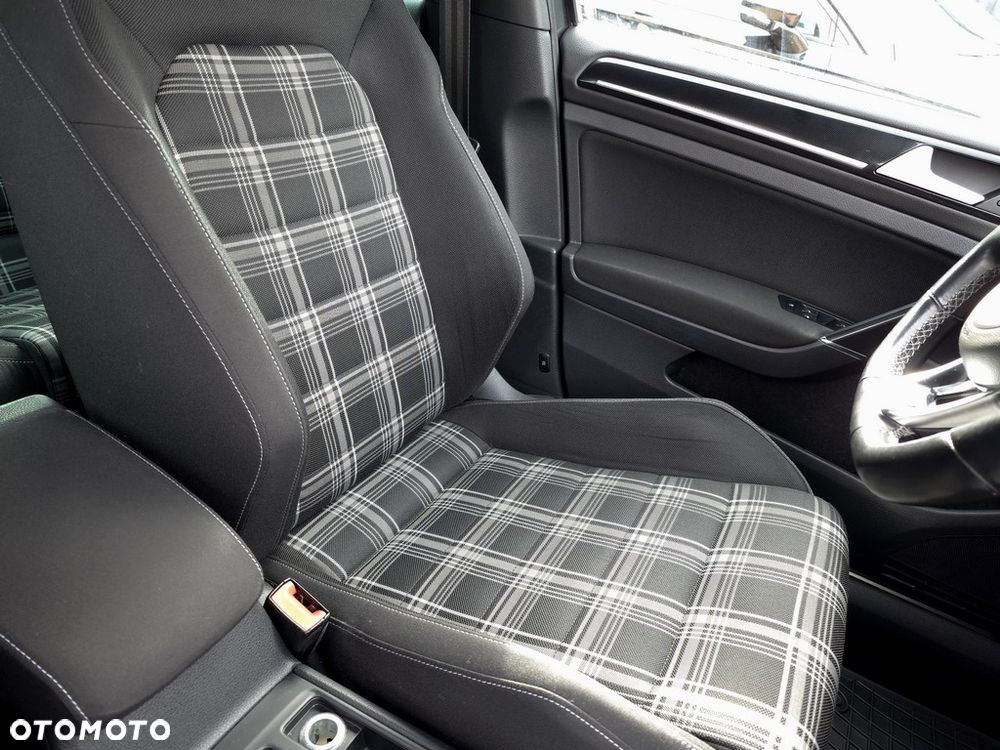 Volkswagen Golf - 12