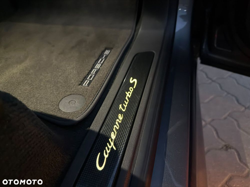 Porsche Cayenne Turbo S - 15