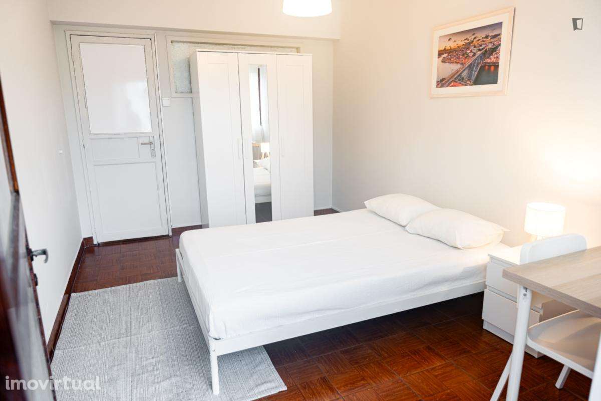 Quarto - localizado em Santa Marinha Porto - Grande imagem: 3/16