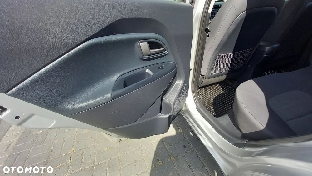 Kia Rio 1.2 L - 8