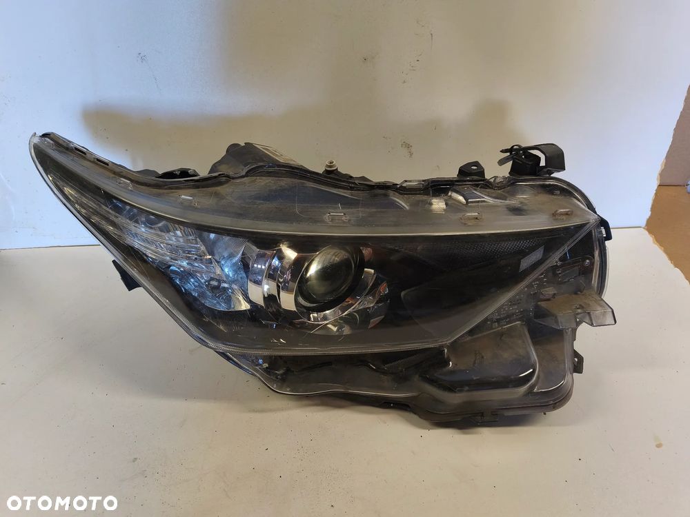 LAMPA PRZÓD PRZEDNIA PRAWA TOYOTA AURIS II LIFT SOCZEWKA LED 81110-02K30 - 1