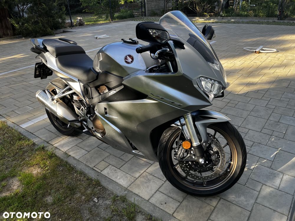 Honda VFR - 12