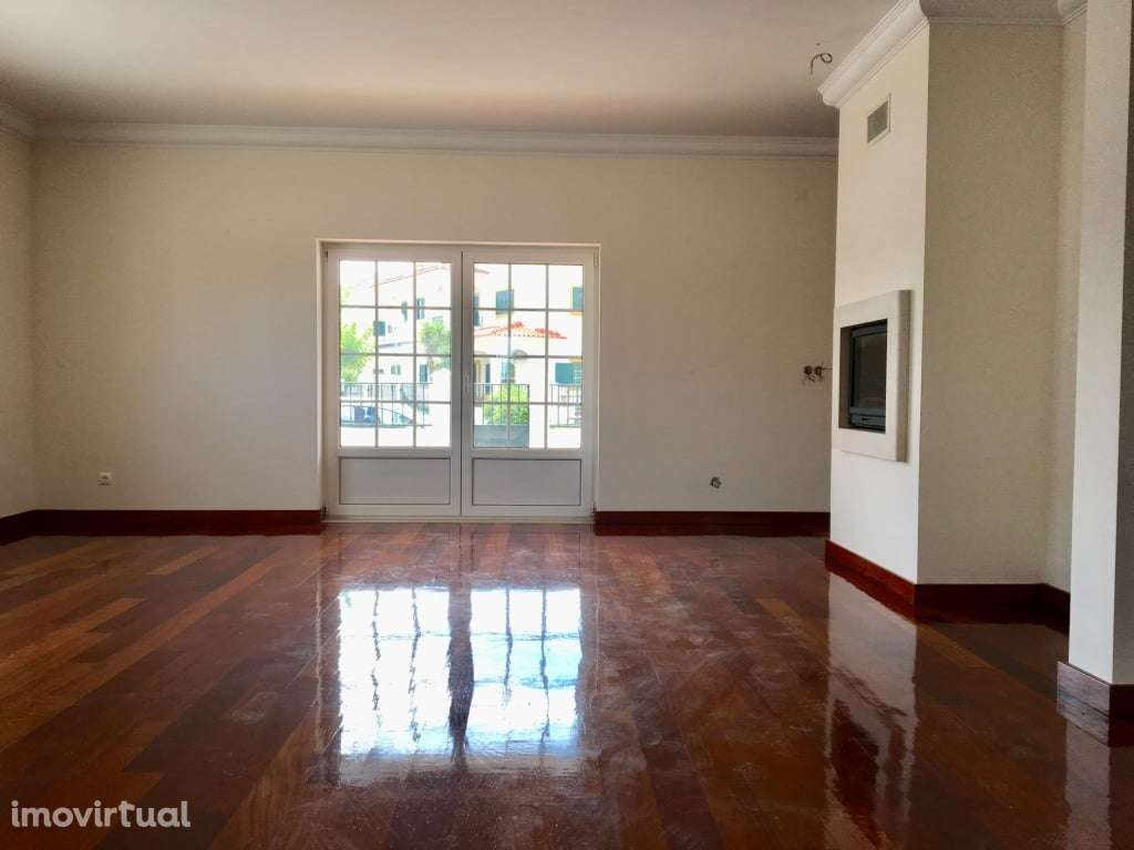 Moradia T4 com garagem junto golf e casino, no Estoril - Grande imagem: 2/7