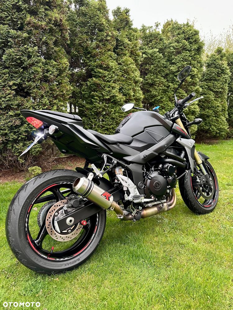 Suzuki GSR - 12