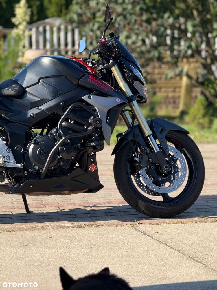 Suzuki GSR - 7