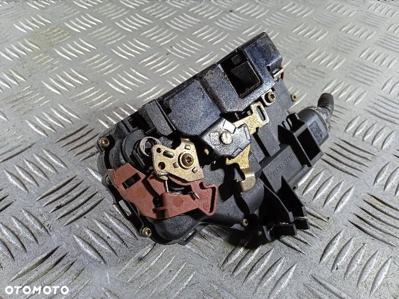 ZAMEK DRZWI PRAWY PRZEDNI AUDI A4 B6 - 2