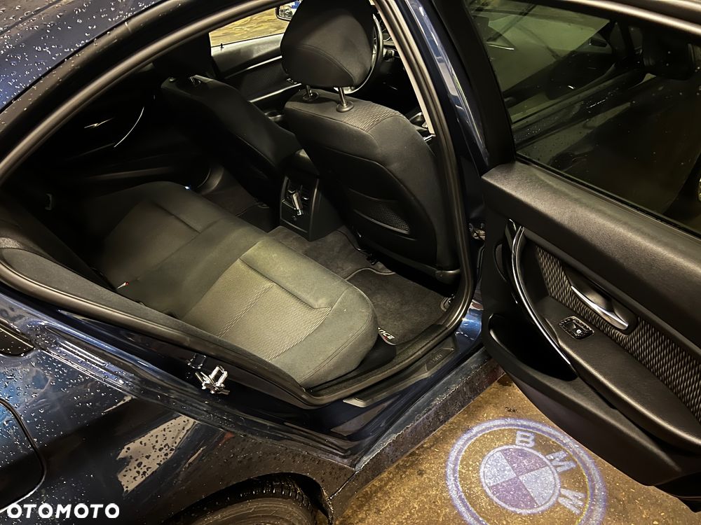 BMW Seria 3 320d - 24
