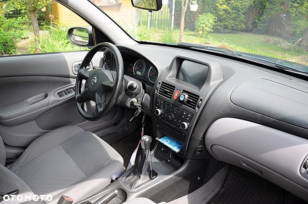 Nissan Almera 1.5 Visia + - 12