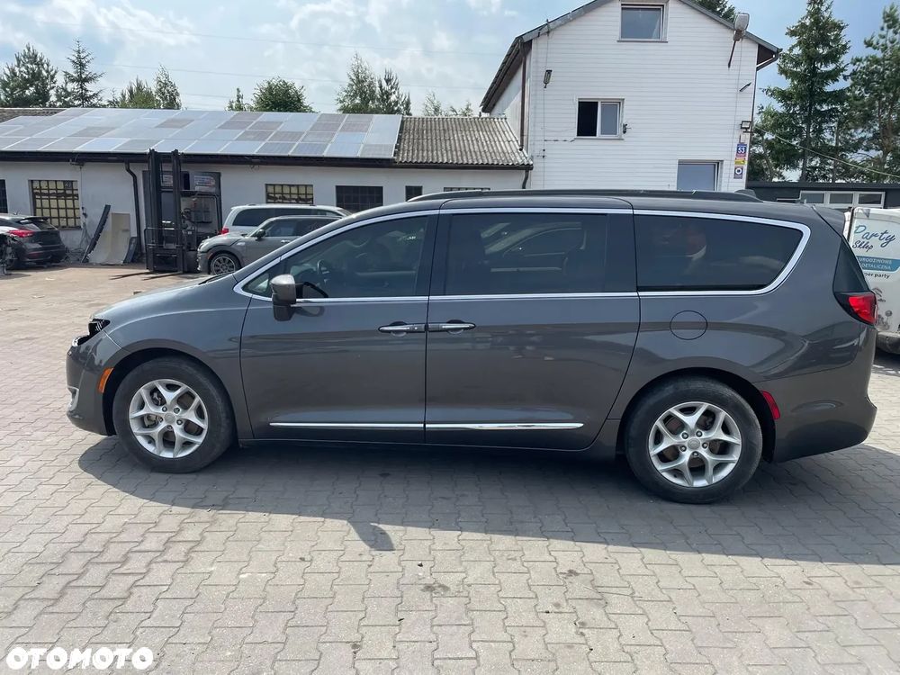 Chrysler Pacifica - 5