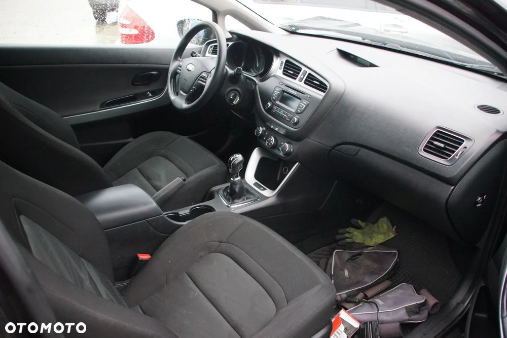 Auto na części - Kia ProCeed Pro_cee'd II 1.6 CRDI 110 KM D4FB WDJ6 WK 2014R Silnik Skrzynia Drzwi Klapa Błotnik Zderzak Lampa Szyba Lusterko Deska Kokpit Sterownik Moduł Czujnik Licznik Kierownica Panel - 14