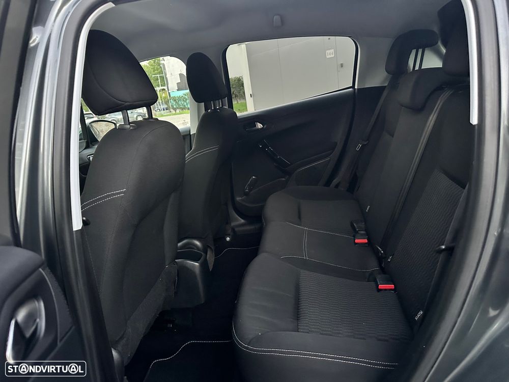 Peugeot 208 1.6 BlueHDi Style - 37