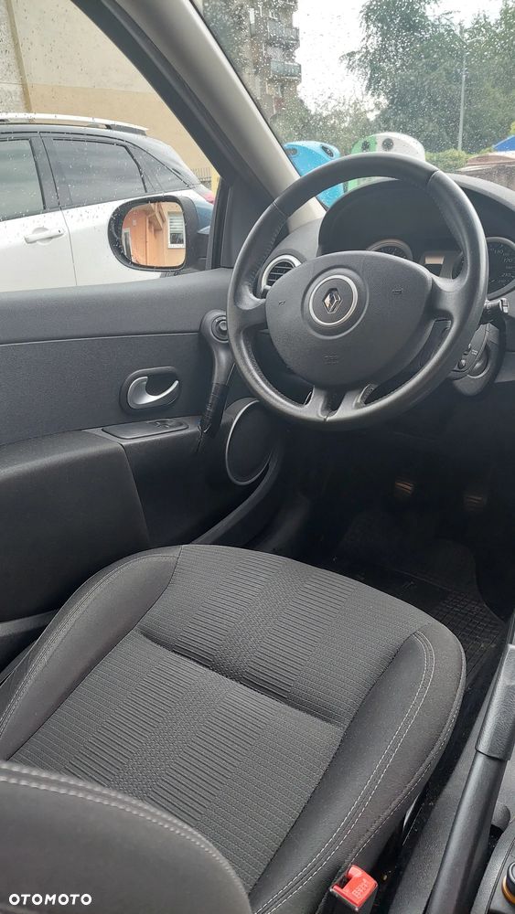 Renault Clio 1.2 16V 75 TomTom Edition - 9
