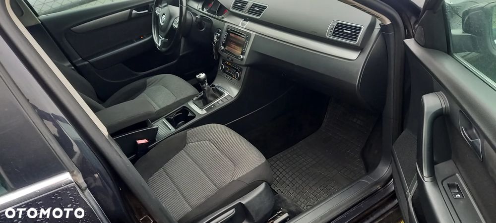 Volkswagen Passat 2.0 TDI DPF Sportline - 25