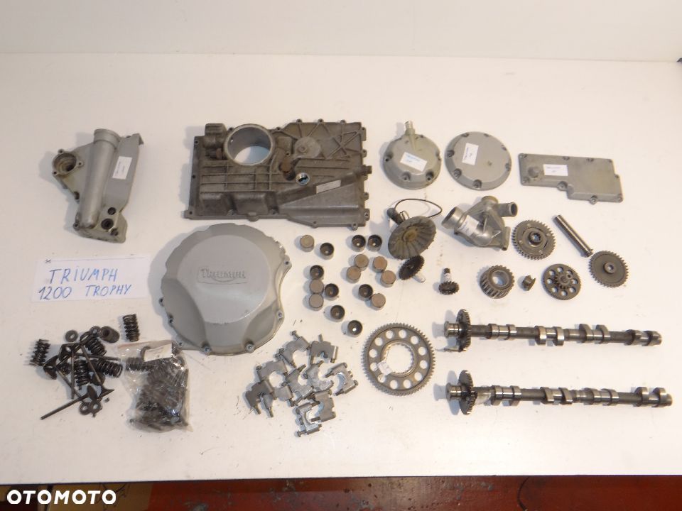 Triumph 1200 Trophy pokrywa dekiel silnika wałek rozrządu szklanki panewki zaworowe pompa wody - 1