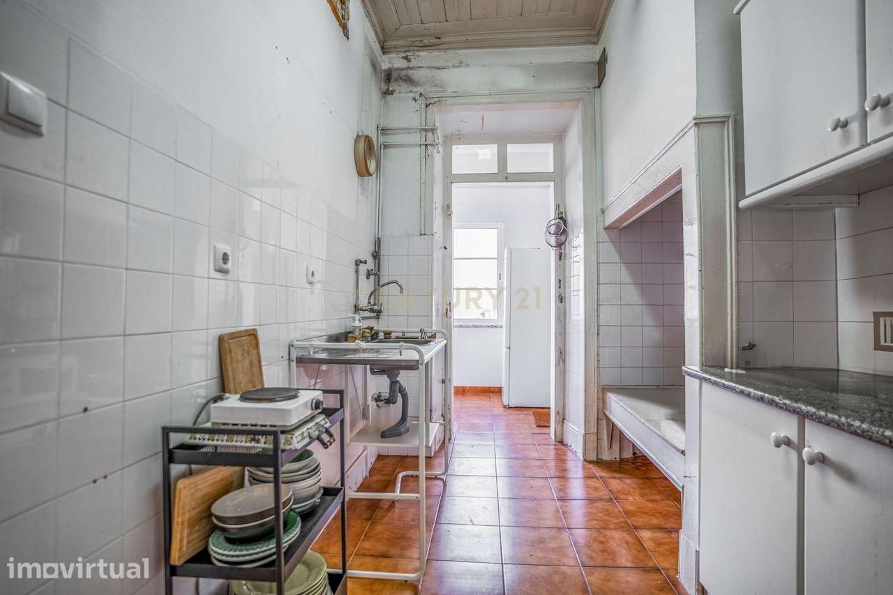 Prédio Centenário com 2 Apartamentos, Garagem e Quintal no Centro de C - Grande imagem: 4/25