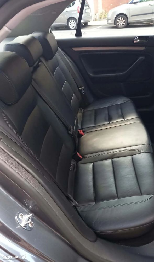 VW Jetta 1.9 TDi Confortline - 25